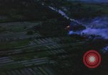 Immagine di Bombardamento americano di capanne nella guerra del Vietnam Il Vietnam, 1965, secondo 22 filmato di repertorio 65675054845