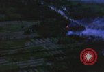 Immagine di Bombardamento americano di capanne nella guerra del Vietnam Il Vietnam, 1965, secondo 23 filmato di repertorio 65675054845