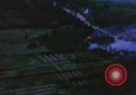 Immagine di Bombardamento americano di capanne nella guerra del Vietnam Il Vietnam, 1965, secondo 24 filmato di repertorio 65675054845