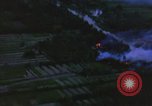 Immagine di Bombardamento americano di capanne nella guerra del Vietnam Il Vietnam, 1965, secondo 25 filmato di repertorio 65675054845
