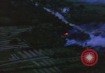 Immagine di Bombardamento americano di capanne nella guerra del Vietnam Il Vietnam, 1965, secondo 26 filmato di repertorio 65675054845