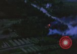 Immagine di Bombardamento americano di capanne nella guerra del Vietnam Il Vietnam, 1965, secondo 27 filmato di repertorio 65675054845