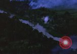 Immagine di Bombardamento americano di capanne nella guerra del Vietnam Il Vietnam, 1965, secondo 32 filmato di repertorio 65675054845