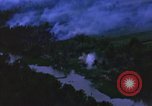 Immagine di Bombardamento americano di capanne nella guerra del Vietnam Il Vietnam, 1965, secondo 33 filmato di repertorio 65675054845