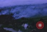 Immagine di Bombardamento americano di capanne nella guerra del Vietnam Il Vietnam, 1965, secondo 34 filmato di repertorio 65675054845