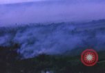 Immagine di Bombardamento americano di capanne nella guerra del Vietnam Il Vietnam, 1965, secondo 35 filmato di repertorio 65675054845
