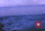 Immagine di Bombardamento americano di capanne nella guerra del Vietnam Il Vietnam, 1965, secondo 36 filmato di repertorio 65675054845