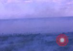 Immagine di Bombardamento americano di capanne nella guerra del Vietnam Il Vietnam, 1965, secondo 37 filmato di repertorio 65675054845