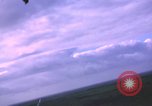 Immagine di Bombardamento americano di capanne nella guerra del Vietnam Il Vietnam, 1965, secondo 38 filmato di repertorio 65675054845