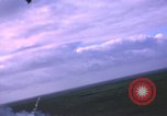 Immagine di Bombardamento americano di capanne nella guerra del Vietnam Il Vietnam, 1965, secondo 39 filmato di repertorio 65675054845