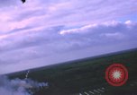 Immagine di Bombardamento americano di capanne nella guerra del Vietnam Il Vietnam, 1965, secondo 40 filmato di repertorio 65675054845