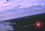Immagine di Bombardamento americano di capanne nella guerra del Vietnam Il Vietnam, 1965, secondo 41 filmato di repertorio 65675054845