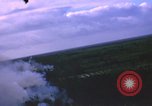 Immagine di Bombardamento americano di capanne nella guerra del Vietnam Il Vietnam, 1965, secondo 42 filmato di repertorio 65675054845