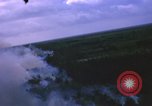 Immagine di Bombardamento americano di capanne nella guerra del Vietnam Il Vietnam, 1965, secondo 43 filmato di repertorio 65675054845