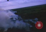 Immagine di Bombardamento americano di capanne nella guerra del Vietnam Il Vietnam, 1965, secondo 44 filmato di repertorio 65675054845