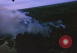 Immagine di Bombardamento americano di capanne nella guerra del Vietnam Il Vietnam, 1965, secondo 45 filmato di repertorio 65675054845