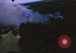 Immagine di Bombardamento americano di capanne nella guerra del Vietnam Il Vietnam, 1965, secondo 46 filmato di repertorio 65675054845