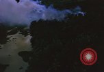 Immagine di Bombardamento americano di capanne nella guerra del Vietnam Il Vietnam, 1965, secondo 47 filmato di repertorio 65675054845