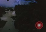 Immagine di Bombardamento americano di capanne nella guerra del Vietnam Il Vietnam, 1965, secondo 48 filmato di repertorio 65675054845