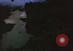 Immagine di Bombardamento americano di capanne nella guerra del Vietnam Il Vietnam, 1965, secondo 49 filmato di repertorio 65675054845