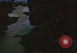 Immagine di Bombardamento americano di capanne nella guerra del Vietnam Il Vietnam, 1965, secondo 50 filmato di repertorio 65675054845