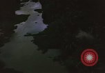 Immagine di Bombardamento americano di capanne nella guerra del Vietnam Il Vietnam, 1965, secondo 51 filmato di repertorio 65675054845