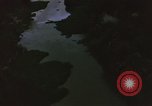 Immagine di Bombardamento americano di capanne nella guerra del Vietnam Il Vietnam, 1965, secondo 53 filmato di repertorio 65675054845