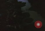 Immagine di Bombardamento americano di capanne nella guerra del Vietnam Il Vietnam, 1965, secondo 59 filmato di repertorio 65675054845