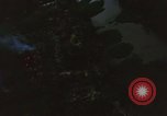 Immagine di Bombardamento americano di capanne nella guerra del Vietnam Il Vietnam, 1965, secondo 61 filmato di repertorio 65675054845