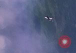Standbild Flugzeuge Bomben auf vietnamesische Dorf Vietnam, 1965, aus Sekunde 3 historischem Filmmaterial Videoclip 65675054847