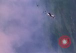 Standbild Flugzeuge Bomben auf vietnamesische Dorf Vietnam, 1965, aus Sekunde 4 historischem Filmmaterial Videoclip 65675054847