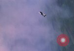 Standbild Flugzeuge Bomben auf vietnamesische Dorf Vietnam, 1965, aus Sekunde 5 historischem Filmmaterial Videoclip 65675054847