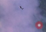 Standbild Flugzeuge Bomben auf vietnamesische Dorf Vietnam, 1965, aus Sekunde 6 historischem Filmmaterial Videoclip 65675054847