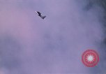 Standbild Flugzeuge Bomben auf vietnamesische Dorf Vietnam, 1965, aus Sekunde 7 historischem Filmmaterial Videoclip 65675054847