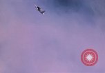 Standbild Flugzeuge Bomben auf vietnamesische Dorf Vietnam, 1965, aus Sekunde 9 historischem Filmmaterial Videoclip 65675054847
