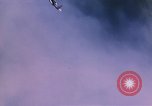 Standbild Flugzeuge Bomben auf vietnamesische Dorf Vietnam, 1965, aus Sekunde 10 historischem Filmmaterial Videoclip 65675054847