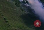 Standbild Flugzeuge Bomben auf vietnamesische Dorf Vietnam, 1965, aus Sekunde 21 historischem Filmmaterial Videoclip 65675054847