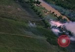 Standbild Flugzeuge Bomben auf vietnamesische Dorf Vietnam, 1965, aus Sekunde 25 historischem Filmmaterial Videoclip 65675054847