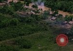 Standbild Flugzeuge Bomben auf vietnamesische Dorf Vietnam, 1965, aus Sekunde 39 historischem Filmmaterial Videoclip 65675054847