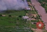 Standbild Flugzeuge Bomben auf vietnamesische Dorf Vietnam, 1965, aus Sekunde 47 historischem Filmmaterial Videoclip 65675054847