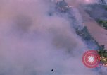 Standbild Flugzeuge Bomben auf vietnamesische Dorf Vietnam, 1965, aus Sekunde 58 historischem Filmmaterial Videoclip 65675054847
