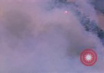 Standbild Flugzeuge Bomben auf vietnamesische Dorf Vietnam, 1965, aus Sekunde 61 historischem Filmmaterial Videoclip 65675054847