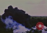 Standbild Us-Flugzeuge bombardieren Skyraider in Vietnam Vietnam, 1965, aus Sekunde 42 historischem Filmmaterial Videoclip 65675054849