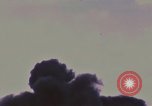 Standbild Us-Flugzeuge bombardieren Skyraider in Vietnam Vietnam, 1965, aus Sekunde 45 historischem Filmmaterial Videoclip 65675054849