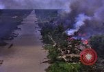 Immagine di Le aree obiettivo bombardato Il Vietnam, 1965, secondo 19 filmato di repertorio 65675054851