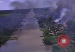 Immagine di Le aree obiettivo bombardato Il Vietnam, 1965, secondo 21 filmato di repertorio 65675054851