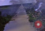 Immagine di Le aree obiettivo bombardato Il Vietnam, 1965, secondo 22 filmato di repertorio 65675054851