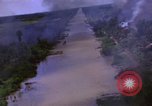 Immagine di Le aree obiettivo bombardato Il Vietnam, 1965, secondo 24 filmato di repertorio 65675054851