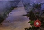 Immagine di Le aree obiettivo bombardato Il Vietnam, 1965, secondo 28 filmato di repertorio 65675054851