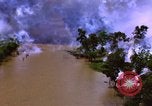 Immagine di Le aree obiettivo bombardato Il Vietnam, 1965, secondo 51 filmato di repertorio 65675054851